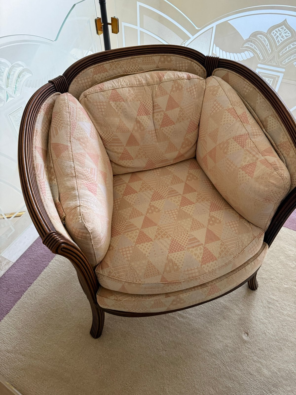 Vintage fauteuil met houten frame en patroonbekleding, Ophalen