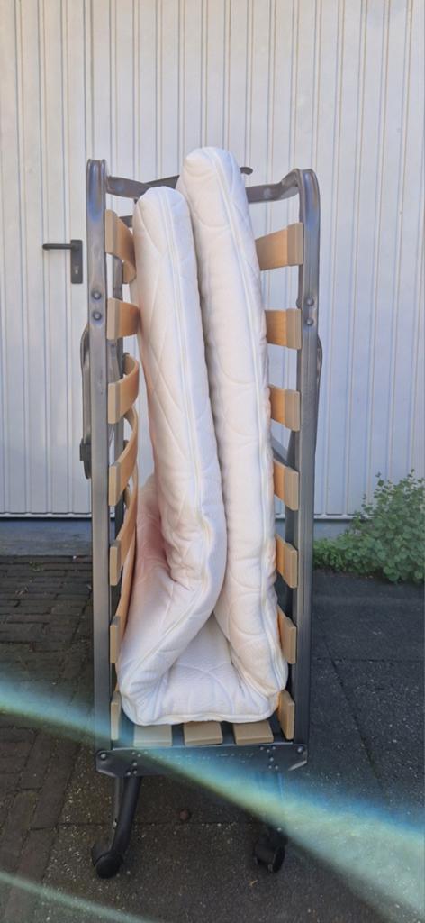 Logeerbed opklapbaar met lattenbodem  90 x 2 mtr, Huis en Inrichting, Ophalen, 90 cm, Eenpersoons, Zo goed als nieuw