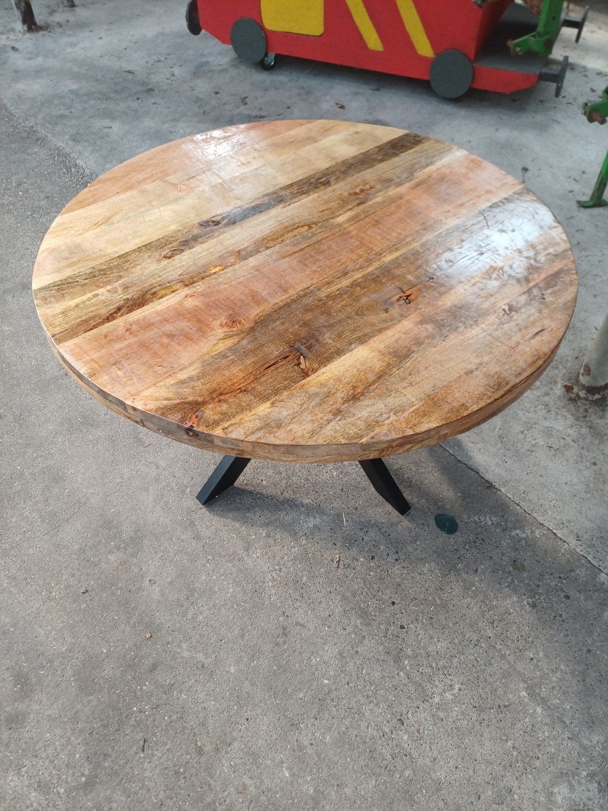 Ronde eettafel met gelast onderstel en nieuw gelakt blad, Gebruikt, Rond, Vier personen, Ophalen