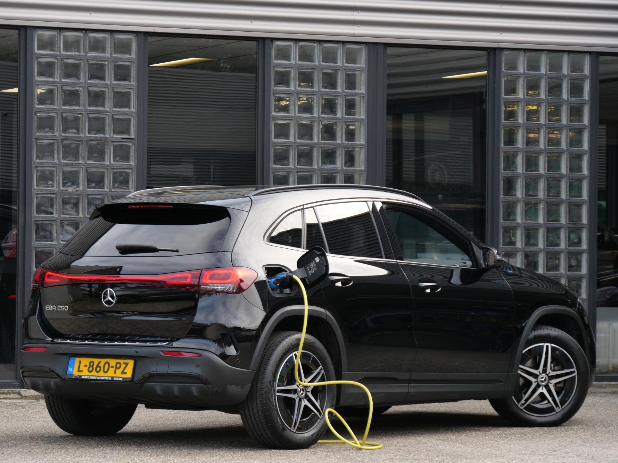 Mercedes-Benz EQA 67kWh AMG/ AMBIENT LIGHTING/ BLINDSPOT/ EL, Auto's, Gebruikt, 750 kg, 190 pk, Zwart