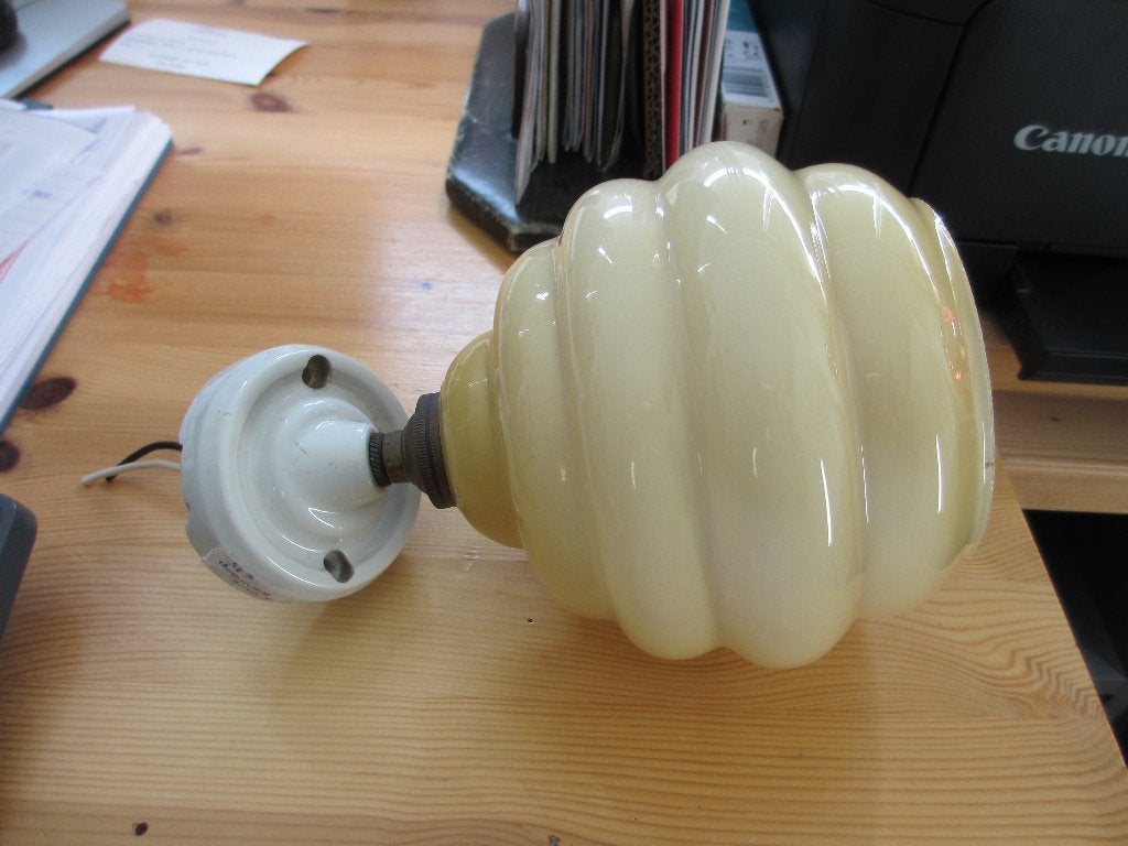 art deco wandlampje Thabur beige/wit  met porseleinen voet, Antiek en Kunst, Antiek | Lampen, Ophalen of Verzenden