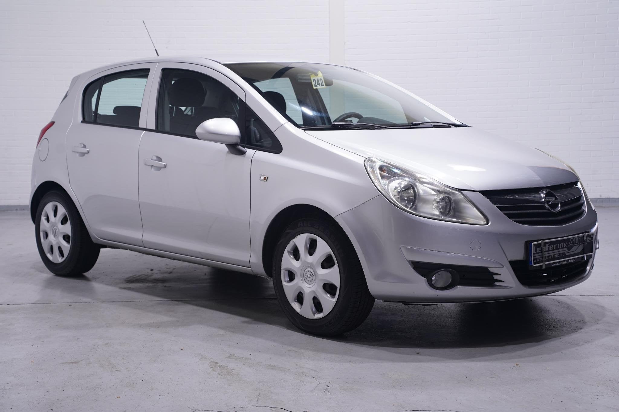 Opel Corsa 1.4-16V Enjoy airco cruise-controle mistlampen vo, Voorwielaandrijving, Gebruikt, 4 cilinders, 49 €/maand