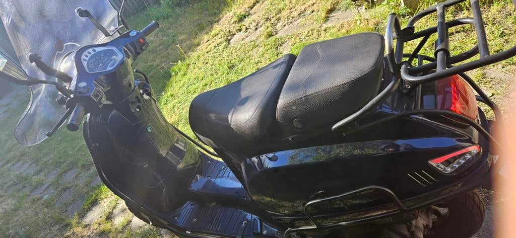 Blauwe scooter met krassen, slot en helm, Fietsen en Brommers, Scooters | Overige merken, Ophalen of Verzenden, Gebruikt, Benzine