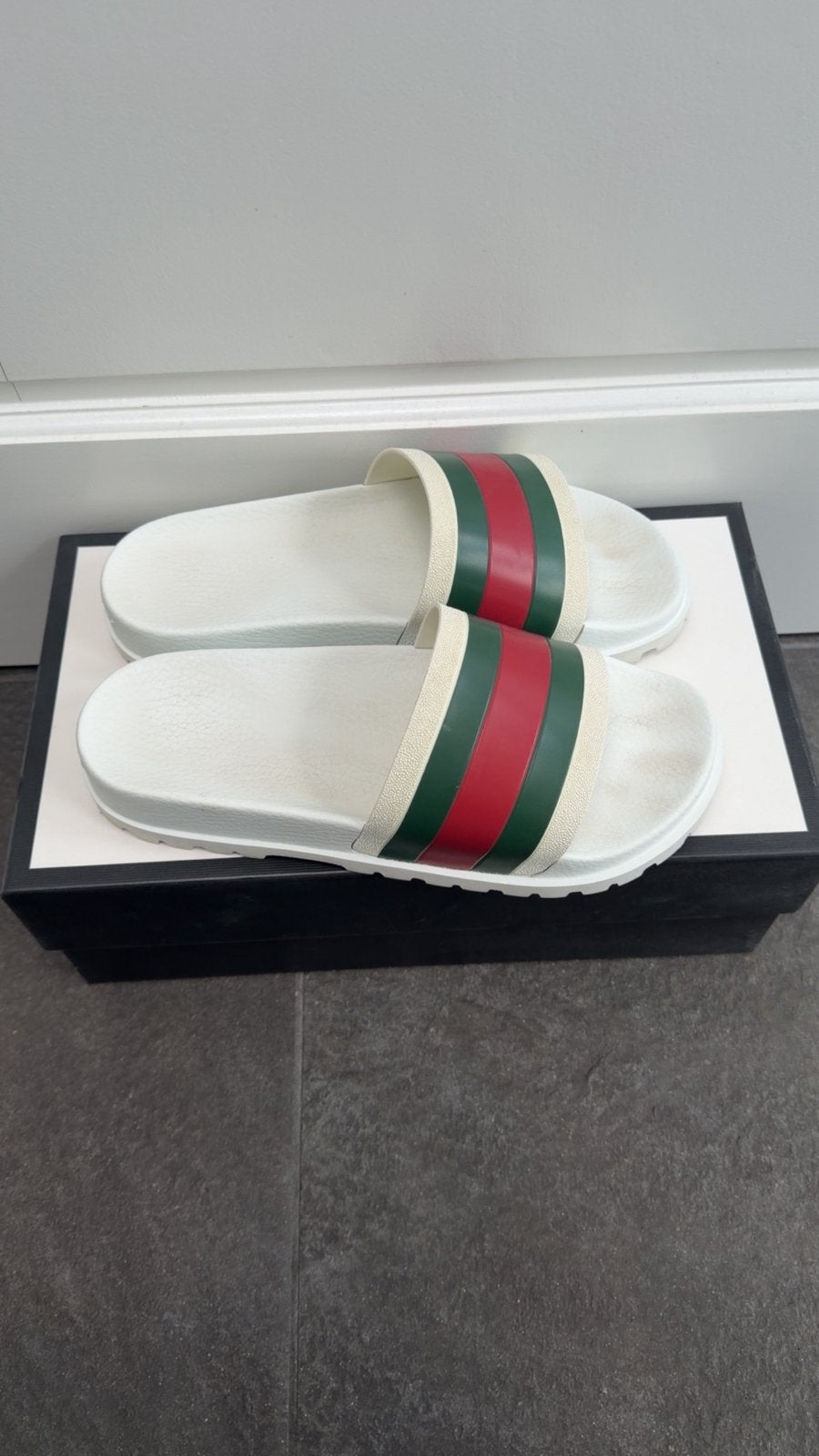 Gucci Slippers, Slippers, Wit, Ophalen of Verzenden, Gedragen