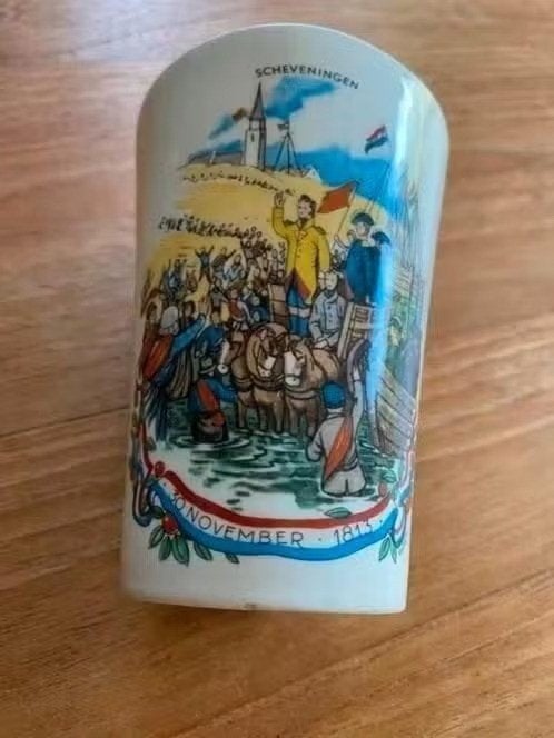 Beker Scheveningen 150 jaar Nederland onafhankelijkheid, Ophalen of Verzenden, Zo goed als nieuw, Overige materialen, Kop en/of schotel