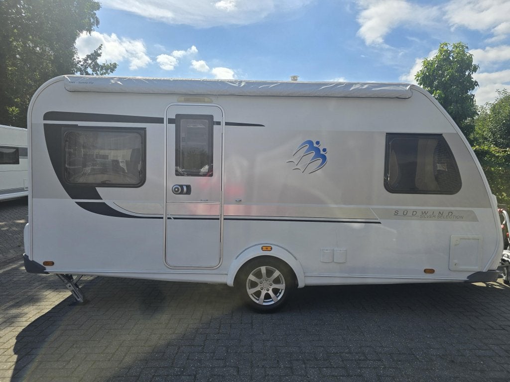 Knaus Sudwind Silver Selection 450 FU met mover, tent en lui, Caravans en Kamperen, Schokbreker, Rondzit, Bedrijf, Overige typen