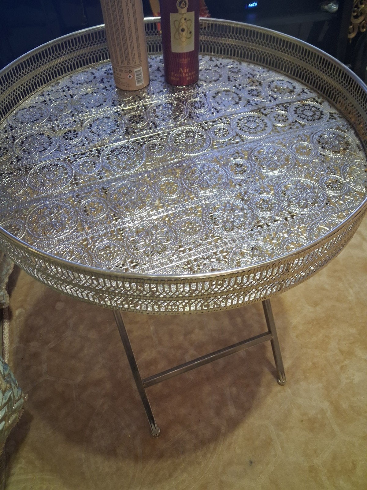 Mooie ronde bijzettafel met sierlijk metalen blad, 45 tot 60 cm, Metaal of Aluminium, Rond, Zo goed als nieuw