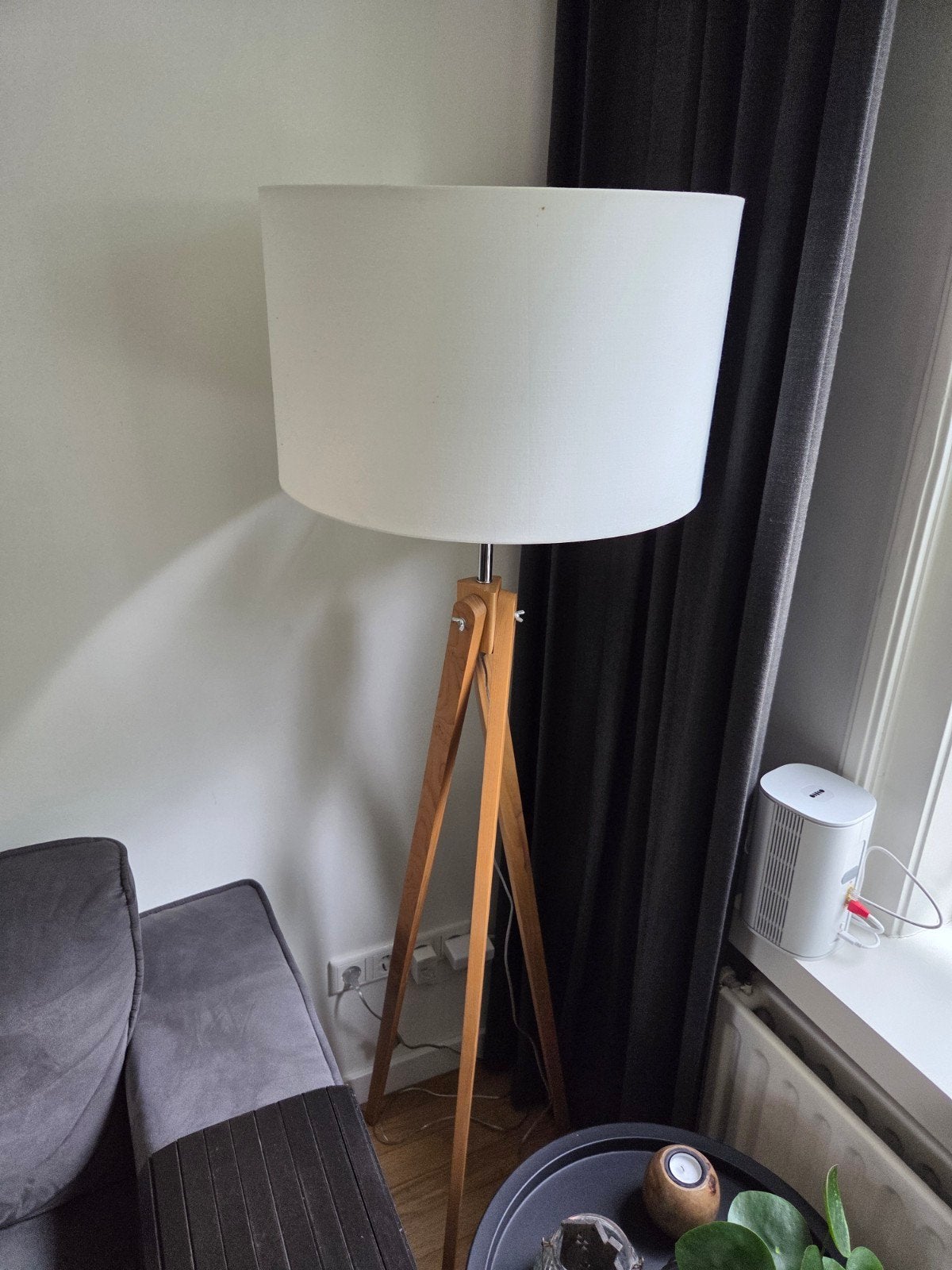 Gratis: Staande lamp met houten driepoot en witte kap, Huis en Inrichting, Lampen | Vloerlampen, Ophalen, Gebruikt, Modern, Scandinavisch