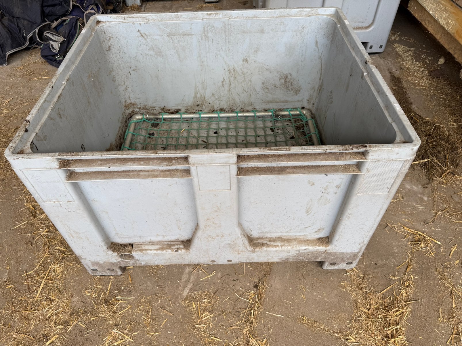 2x slowfeeder / hooibak met net, Dieren en Toebehoren, Paarden en Pony's | Overige Paardenspullen, Ophalen, Gebruikt, Dressuur
