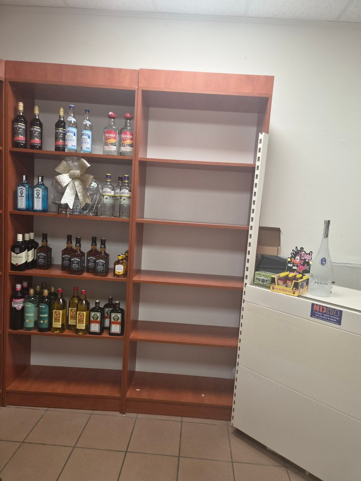 Houten winkelstellingen met planken - Ideaal voor winkel, Huis en Inrichting, Kasten | Boekenkasten, Ophalen, Met plank(en), Gebruikt