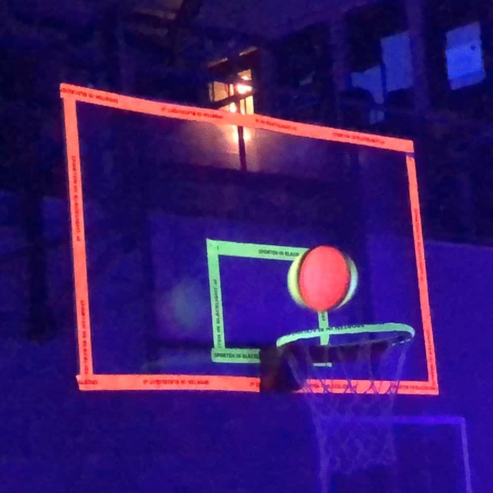 Basketbal in blacklight glow in the dark LED UV neon spots
