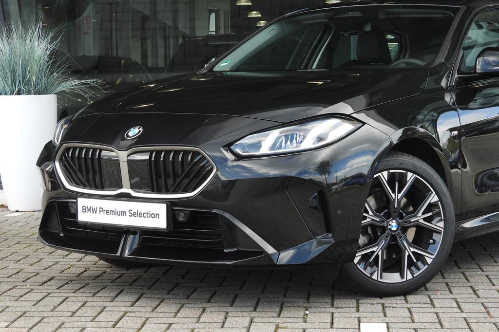 BMW 1 Serie 120 M Sport Automaat / Sportstoelen / Achteruitr, Gebruikt, 156 pk, Met garantie (alle), Zwart