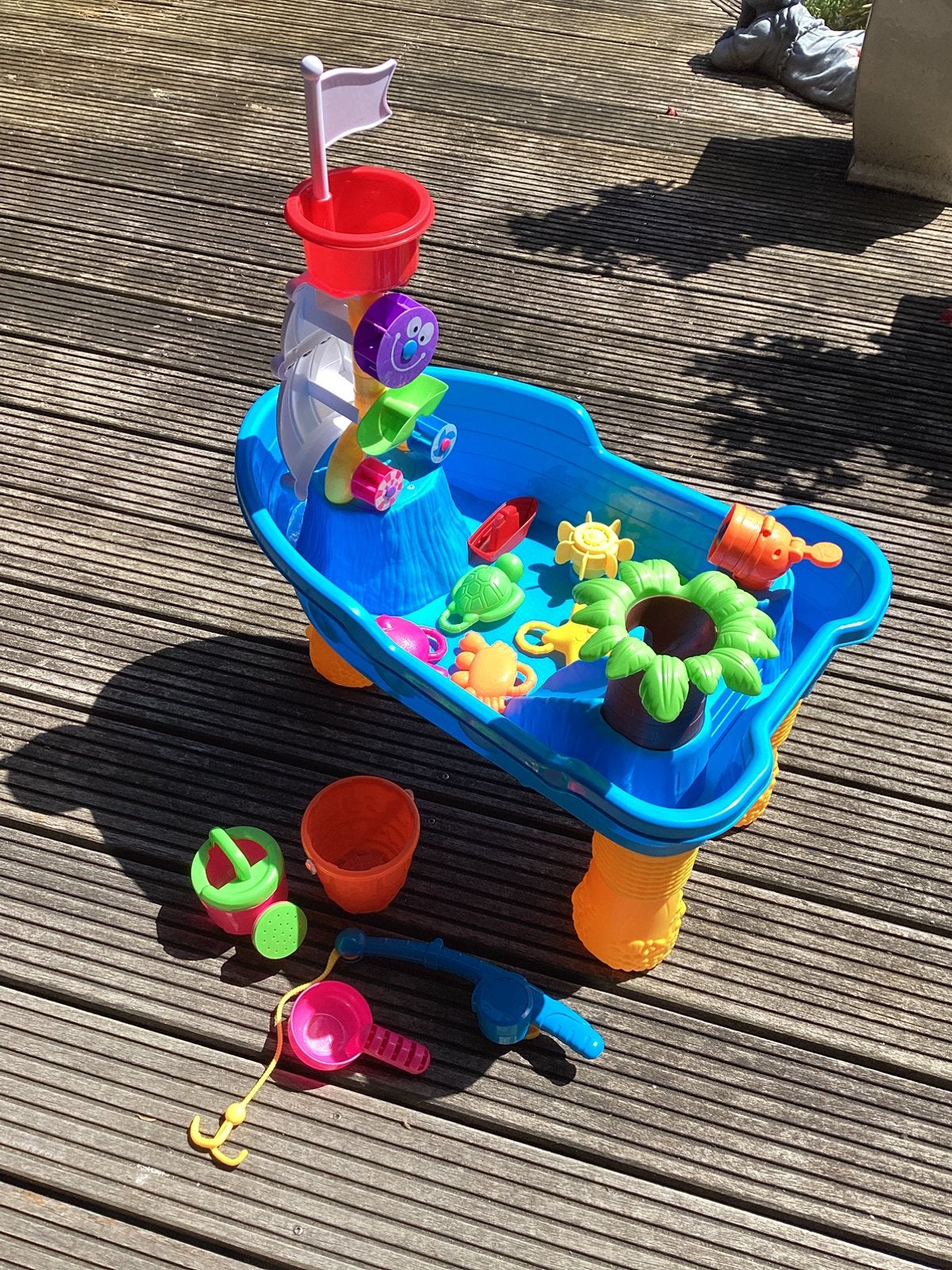 Watertafel boot met vissen,hengel,emmer,schep en gieter, Ophalen, Zo goed als nieuw