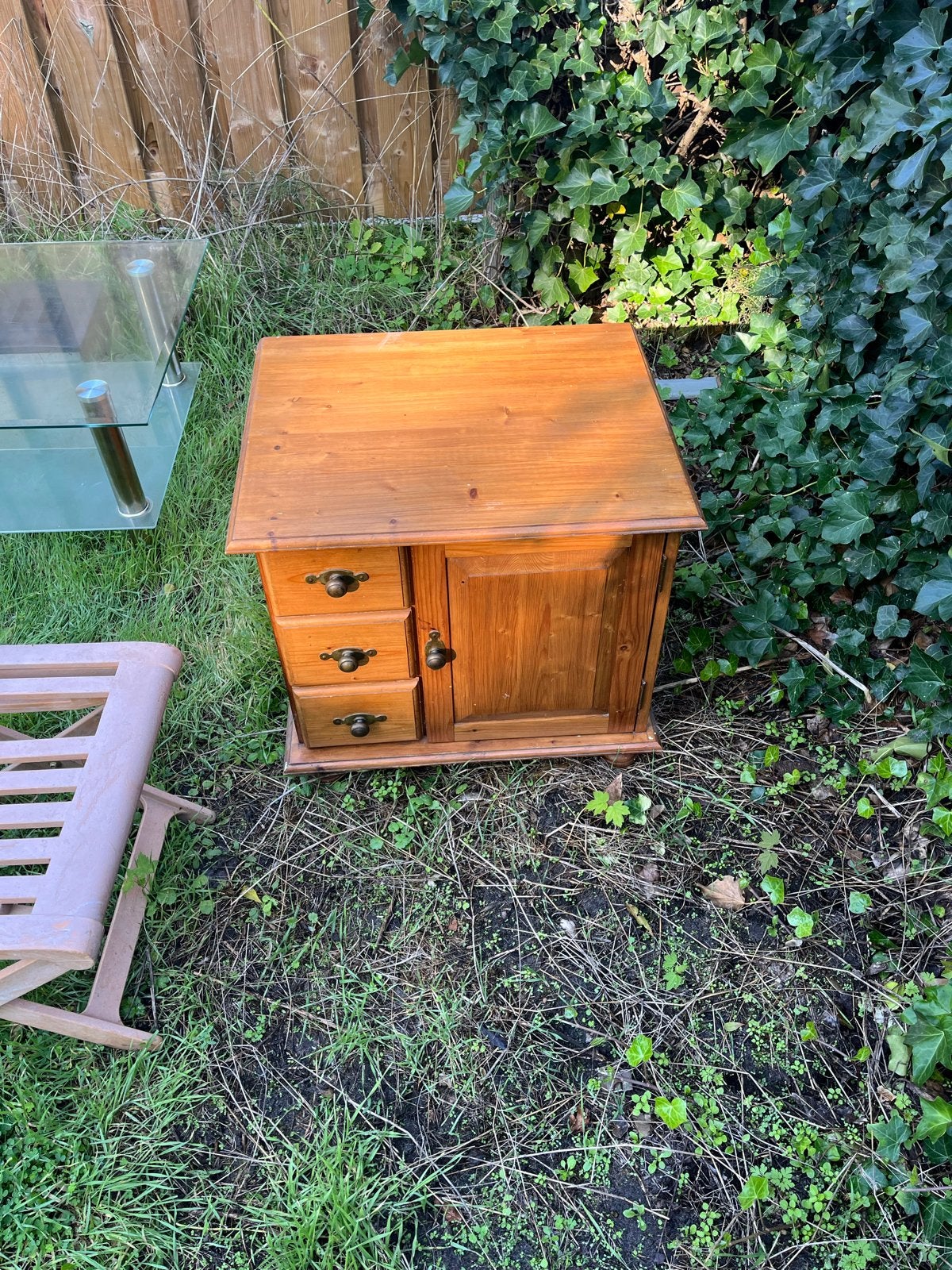 Houten nachtkastje en glazen salontafel, Ophalen, Gebruikt