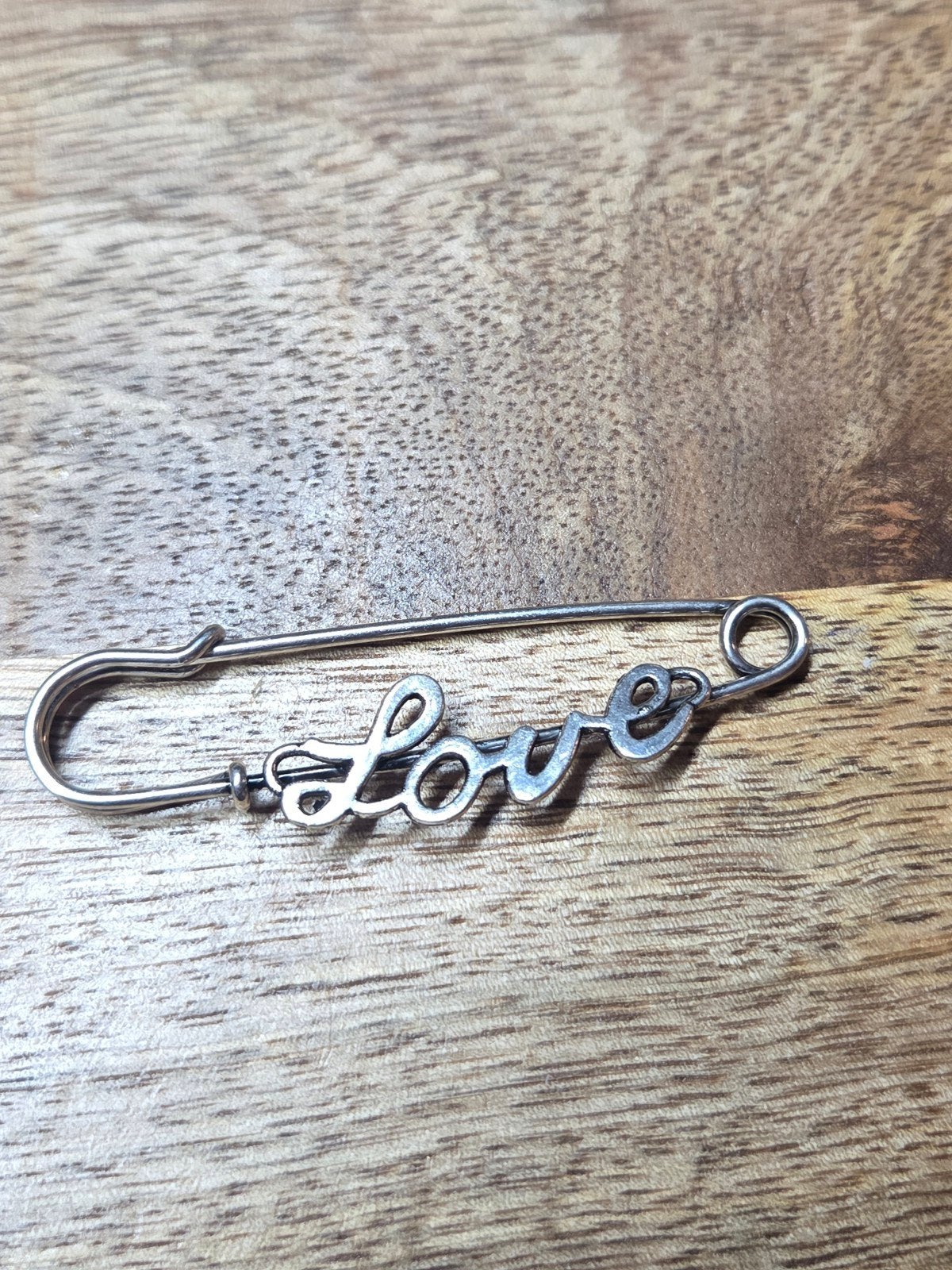 Love Pin, Sieraden, Tassen en Uiterlijk, Broches, Overige materialen, Nieuw, Ophalen of Verzenden, Nvt