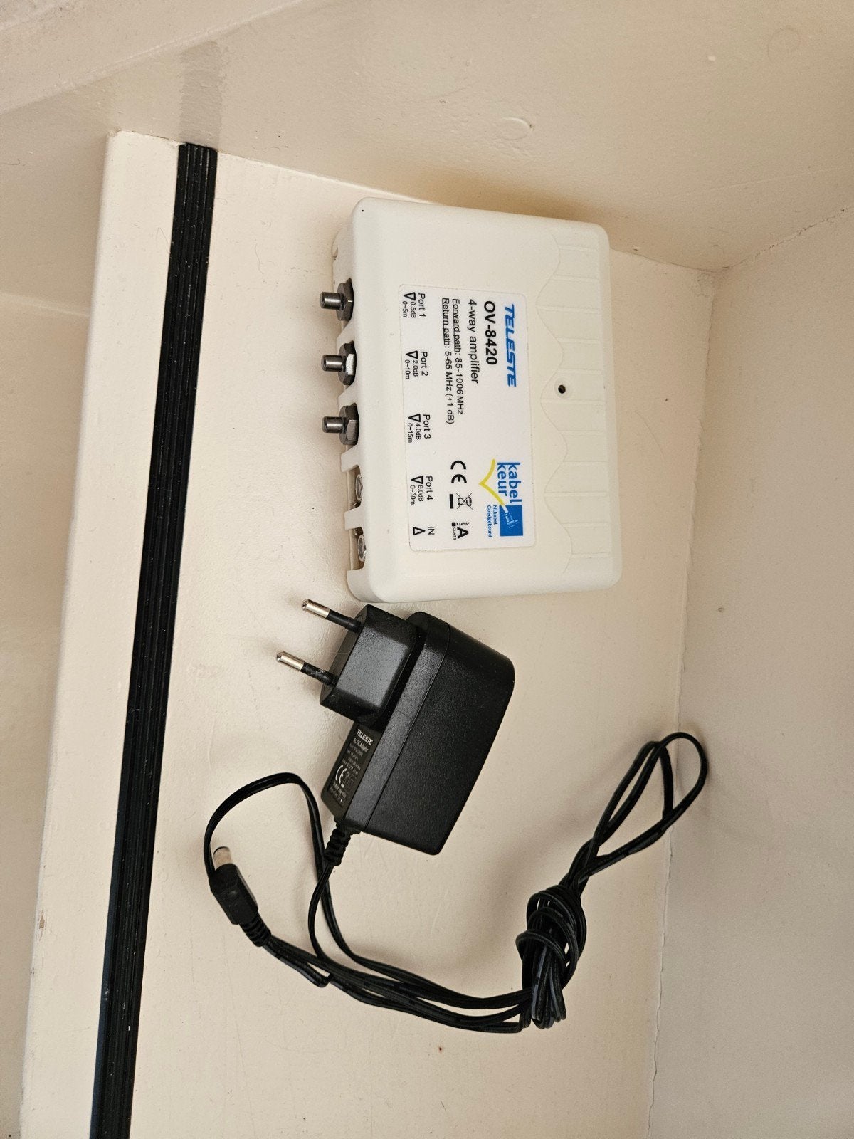 Teleste OV-8420 antenneversterker met 5 schroefaansluitingen, Ophalen, Zo goed als nieuw