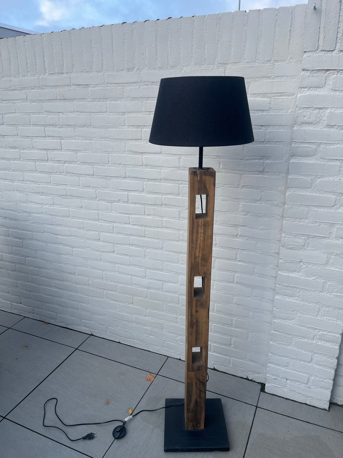 Unieke houten vloerlamp met zwarte kap, Huis en Inrichting, Lampen | Vloerlampen, Ophalen, E27 (groot), Zo goed als nieuw, 150 tot 200 cm
