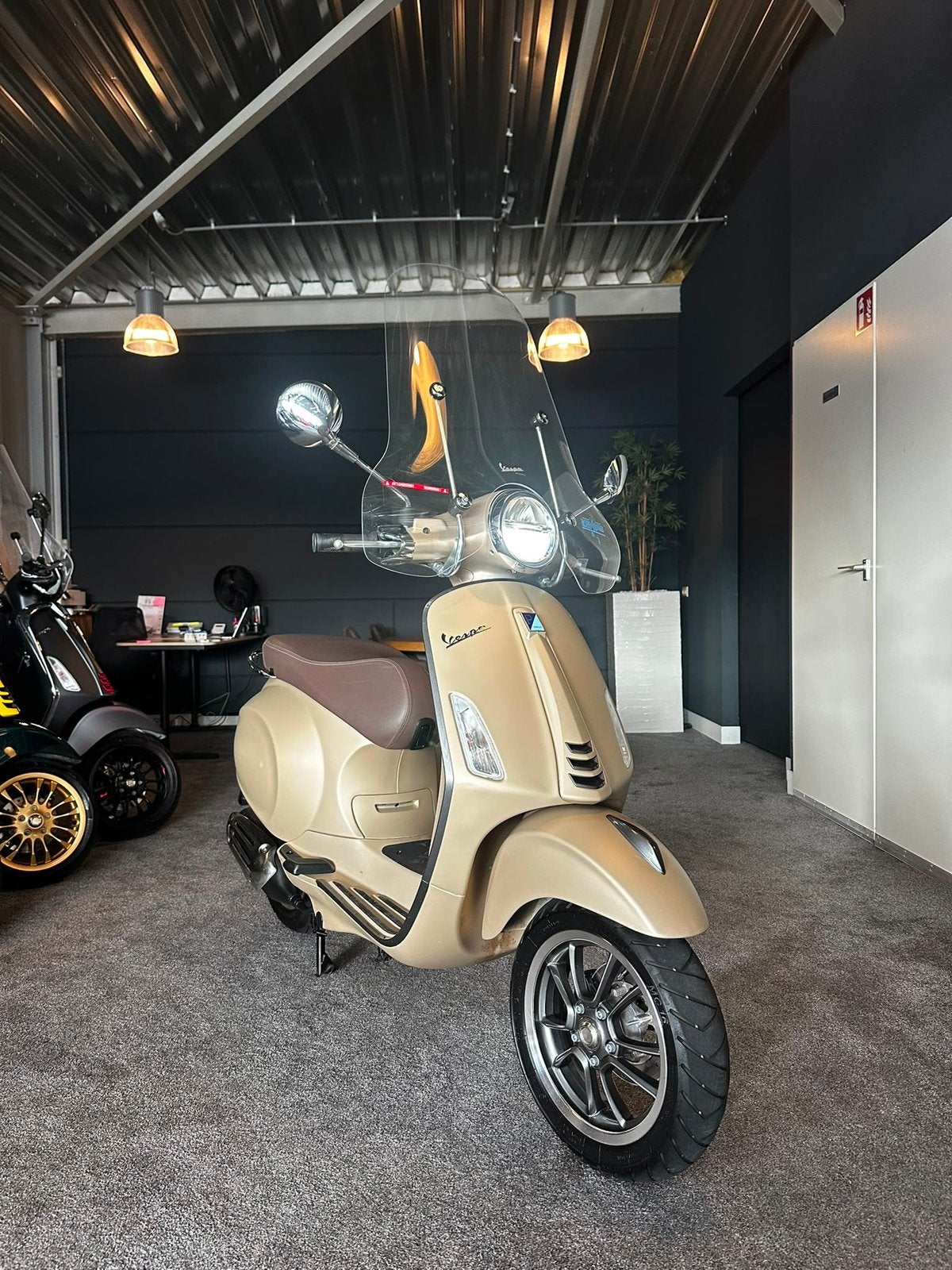 Vespa Primavera 50S | Limited edition | Garantie | 8000km, Ophalen, Overige modellen, Zo goed als nieuw, Benzine