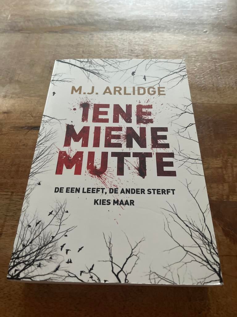 Iene Miene Mutte - M.J. Arlidge (Thriller), Boeken, Thrillers, Ophalen of Verzenden, Zo goed als nieuw, Europa overig