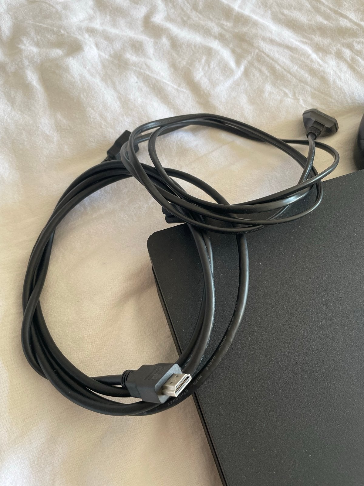 Foto 3 van PlayStation 4 Slim met controller en 2 games