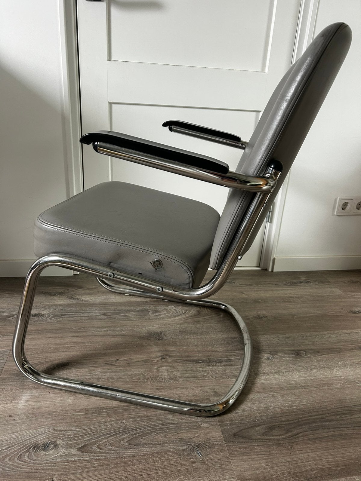 2 Ajax Amsterdam Arena stoelen (Gispen) uit de Skybox, Ophalen, Gebruikt, Twee, Leer