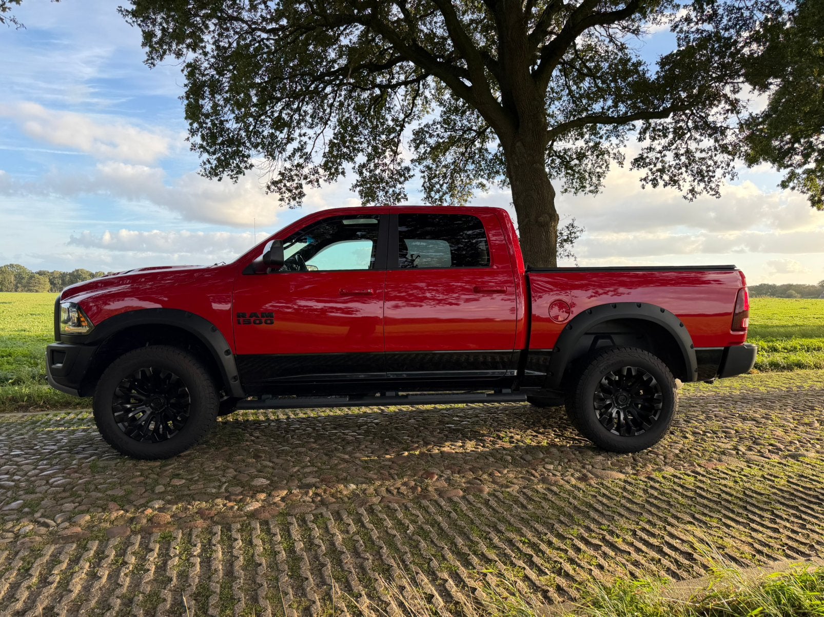 Dodge ram 1500 rebel 5.7 lpg lage bijtelling, Auto's, Automaat, Dealer onderhouden, Overige carrosserieën, 2778 kg