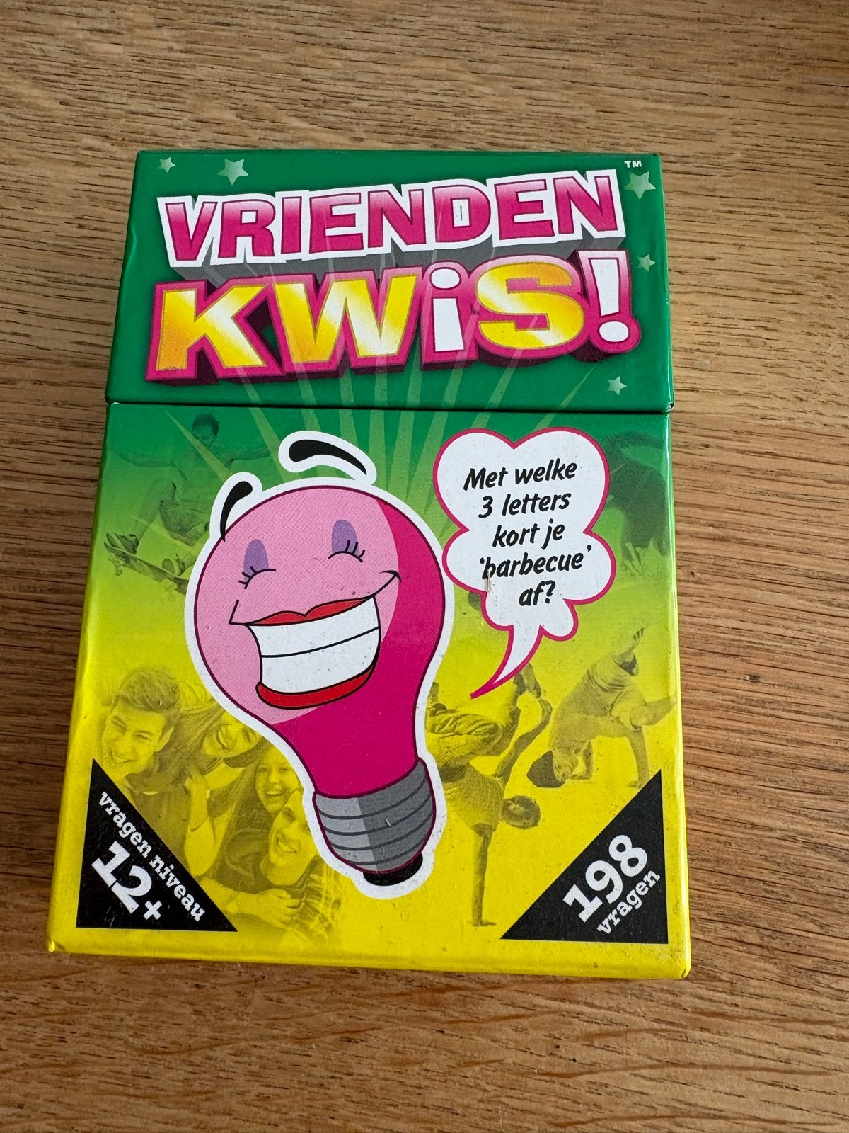 Vrienden Kwis! Gezelschapsspel - 198 vragen, Drie of vier spelers, Verzenden, Zo goed als nieuw