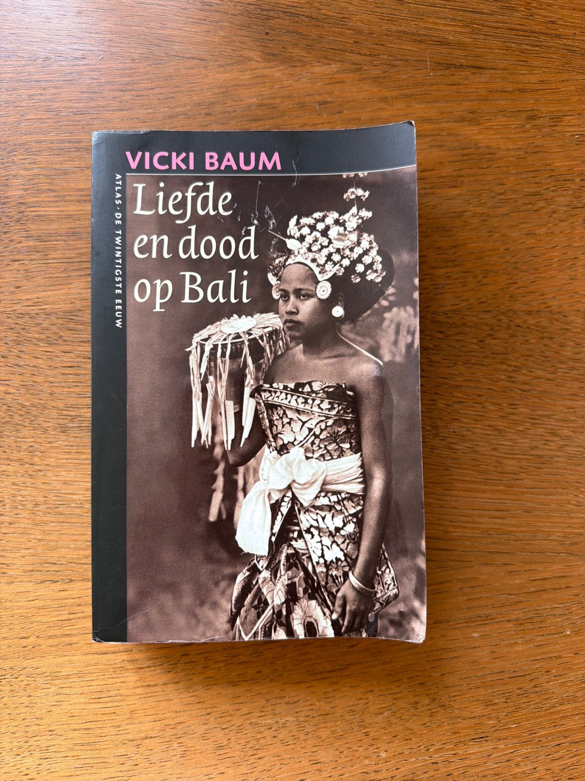 Liefde en dood op Bali - Vicki Baum (Atlas), Ophalen of Verzenden, Gelezen, Nederland