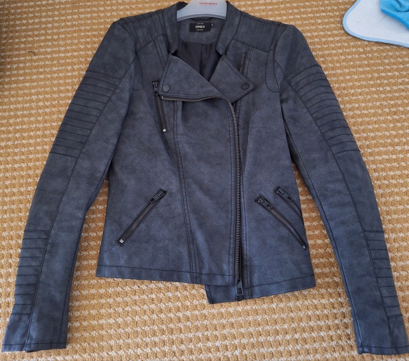 Only bikerjack in grijs suède-look maat 34, Kleding | Dames, Jassen | Winter, Only, Ophalen of Verzenden, Zo goed als nieuw, Maat 34 (XS) of kleiner