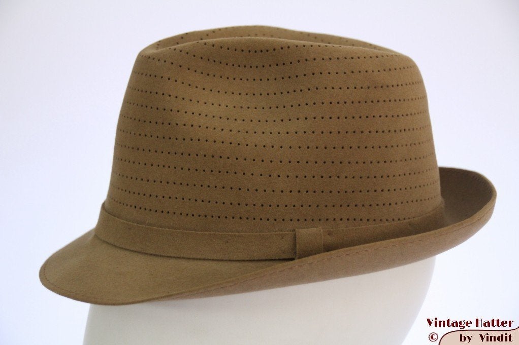 Vintage Gleufhoed Wegener beige geperforeerd vilt 56, Wegener, Hoed, Ophalen of Verzenden, 57 cm (M, 7⅛ inch) of minder