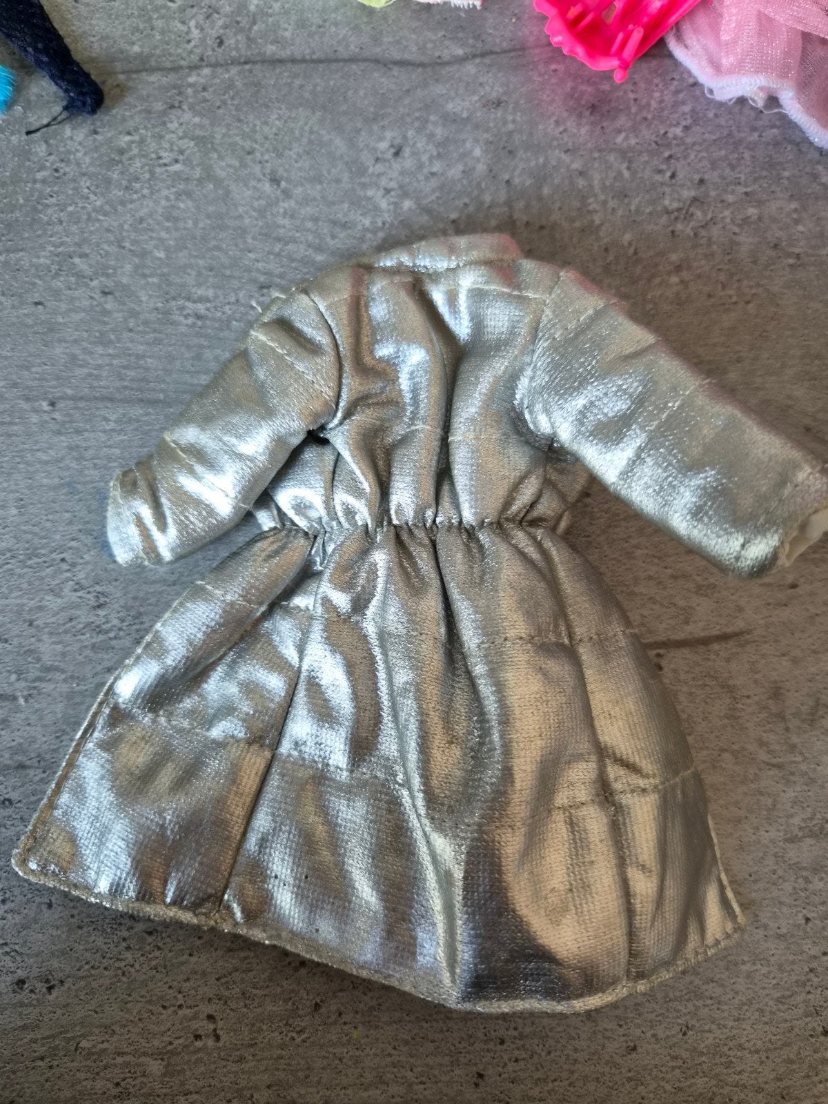 Zilveren jas voor Barbiepop, Verzamelen, Poppen, Ophalen of Verzenden