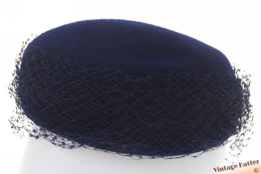 Vintage Dames cocktailhoed donker blauw vilt met voile 55 =S, Ophalen of Verzenden, Gedragen, 55 cm (S, 6⅞ inch) of minder, Hoed