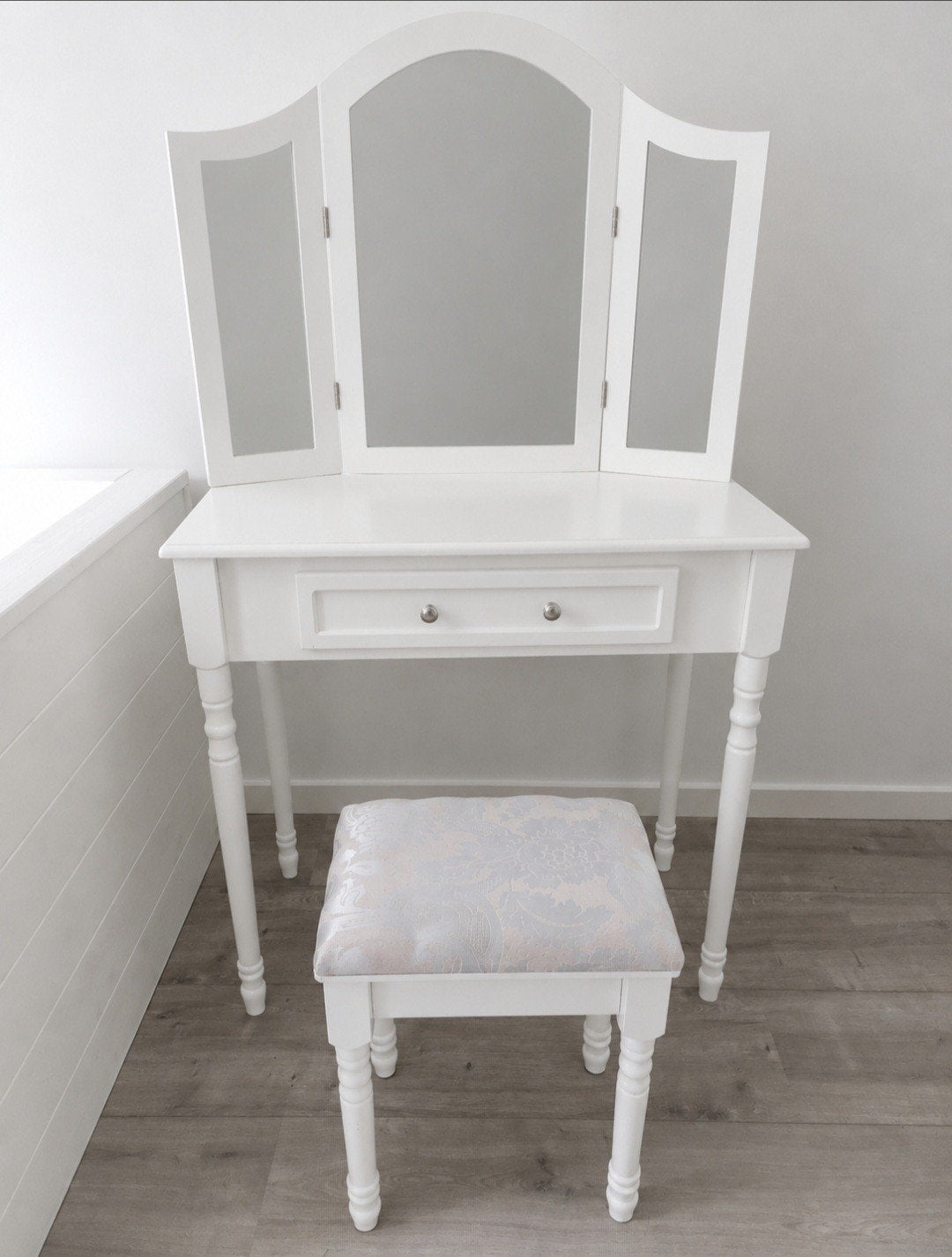 Witte kaptafel met drievoudige spiegel en kruk, Ophalen, 50 tot 100 cm, Zo goed als nieuw, Hout