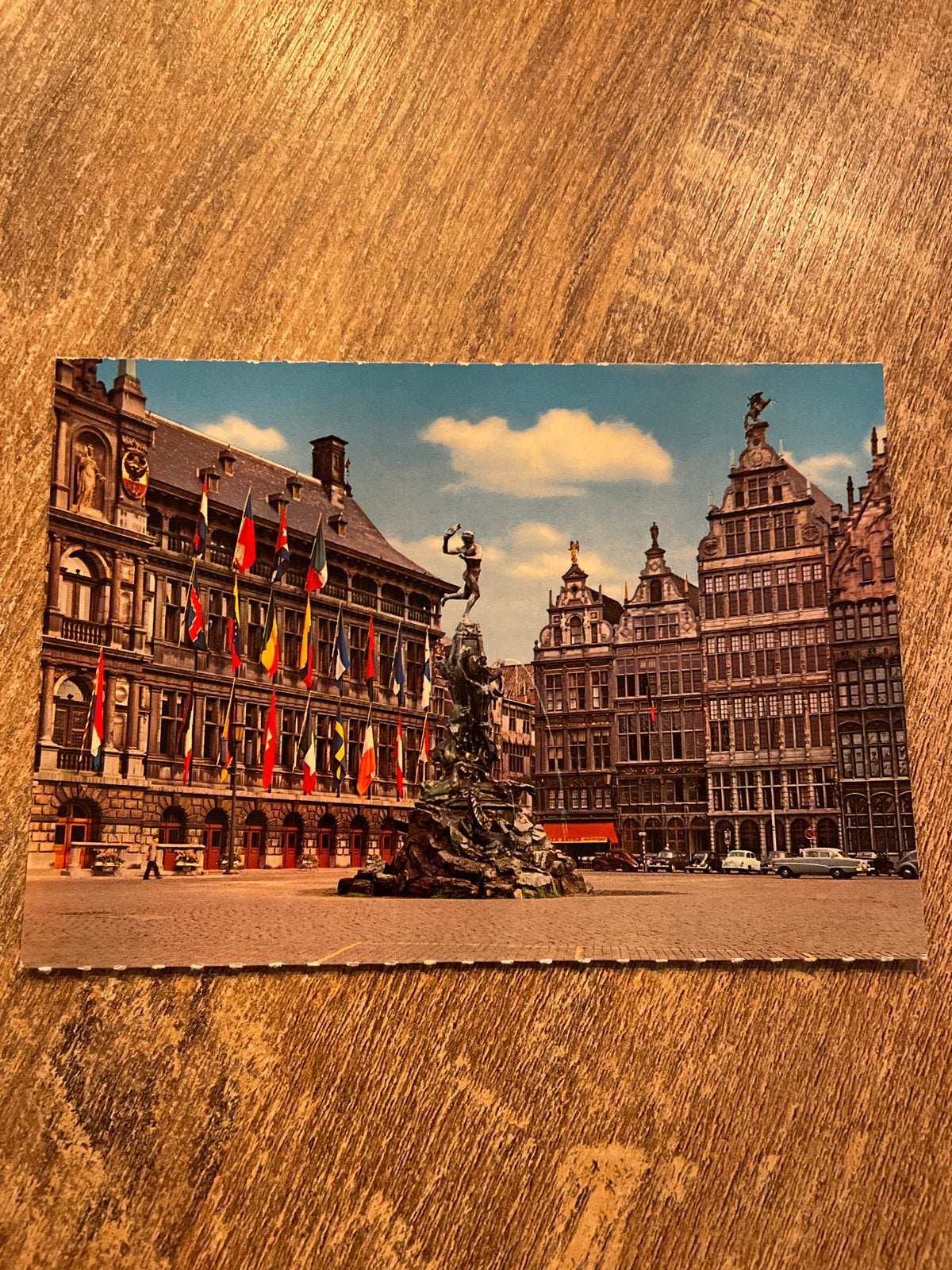 Vintage Postkaart Antwerpen Grote Markt Brabo en Gildehuizen, Ophalen of Verzenden, 1960 tot 1980, Gelopen, Antwerpen