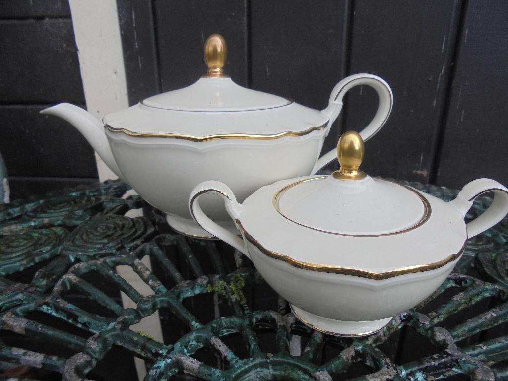 Theepot + suikerpot Eschenbach Balmoral met gouden bies, Ophalen of Verzenden