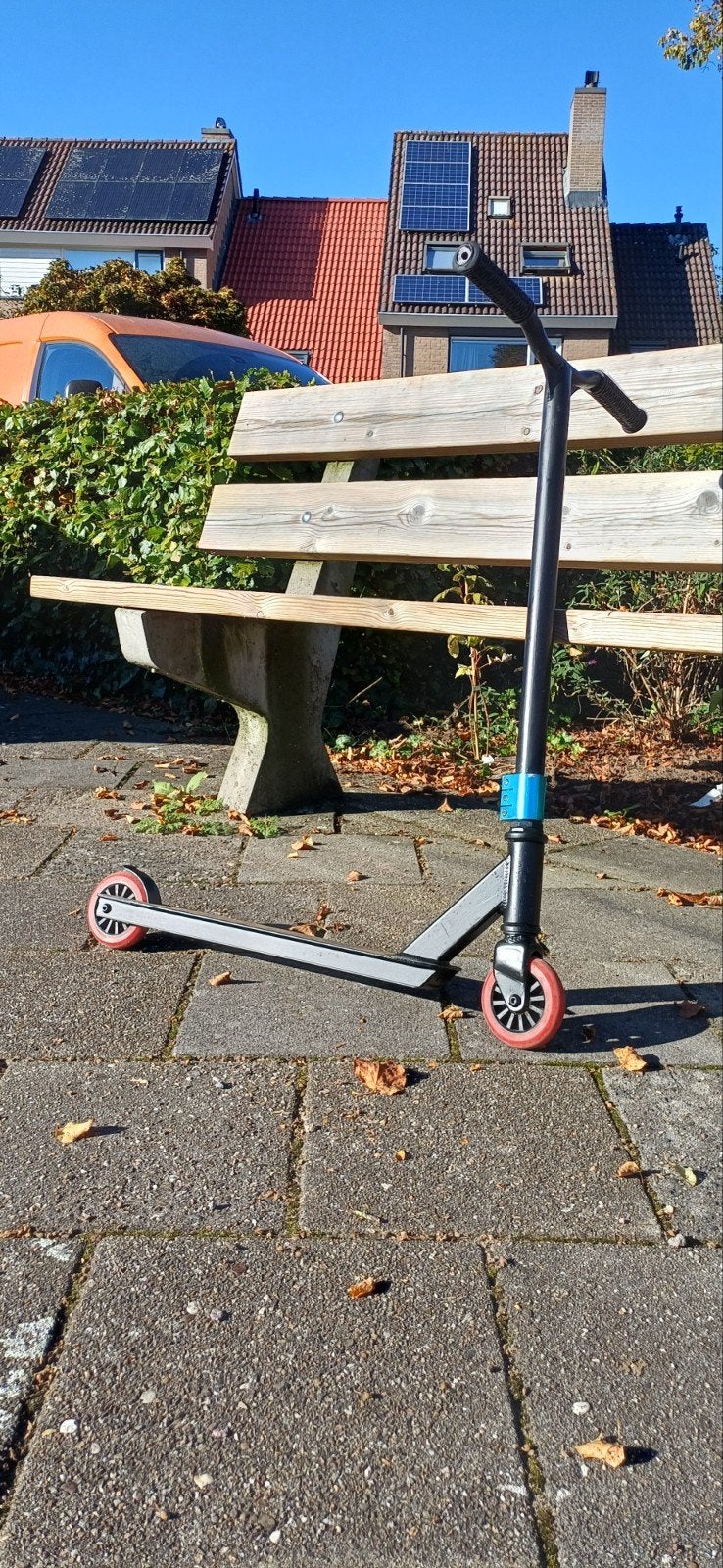 Stuntstep met rode wielen en zwart frame, Ophalen, Gebruikt, Gewone step, Black dragon stunt step