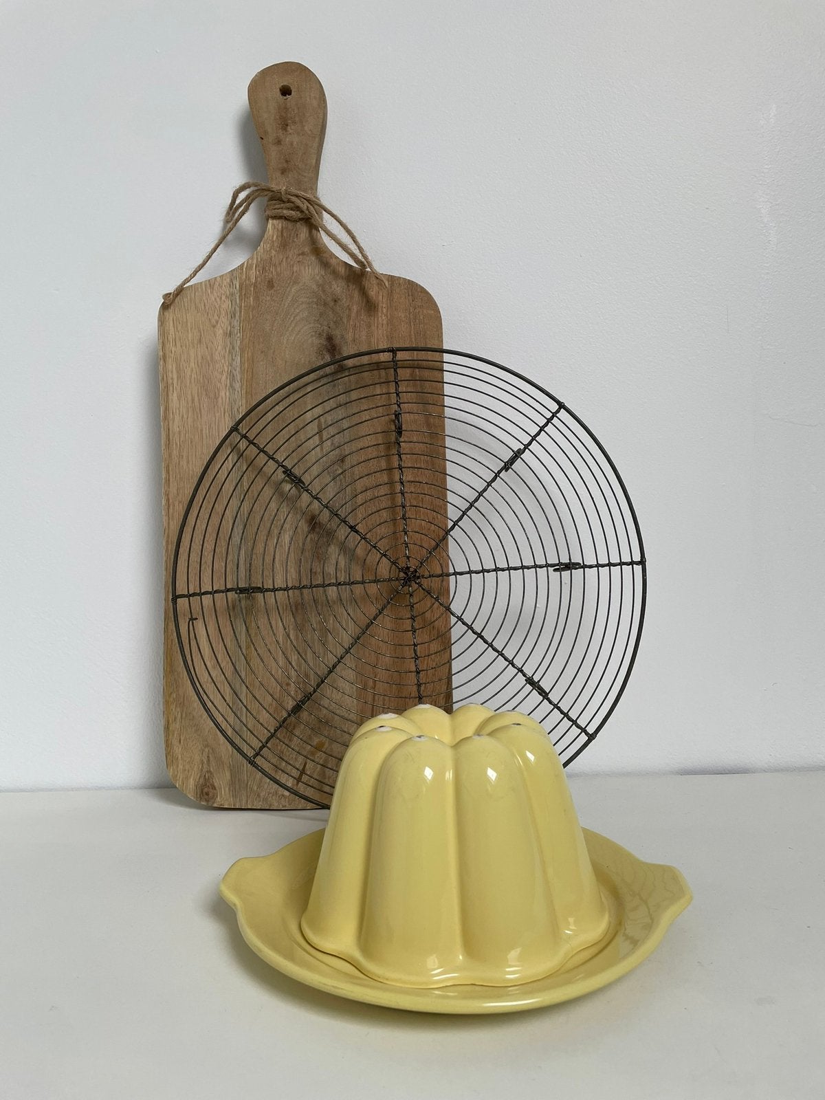 Vintage pastelgele puddingvorm met onderschotel, Geel, Ophalen of Verzenden, Steen/keramiek, Overige merken