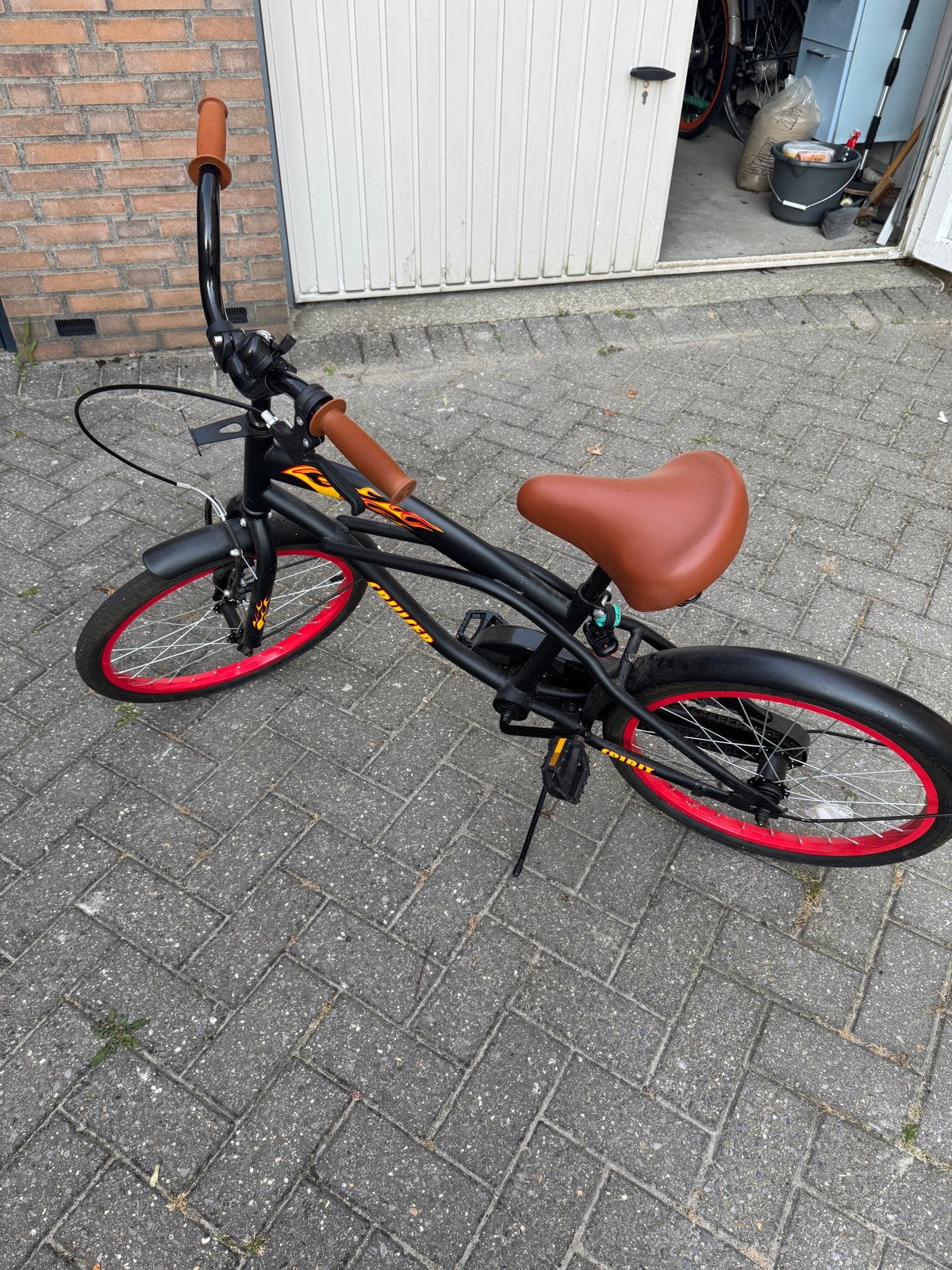 Stoere zwarte kinderfiets 20 inch met vlammen en rode velgen, Fietsen en Brommers, Ophalen, Staal, Velgrem, 20 tot 24 inch