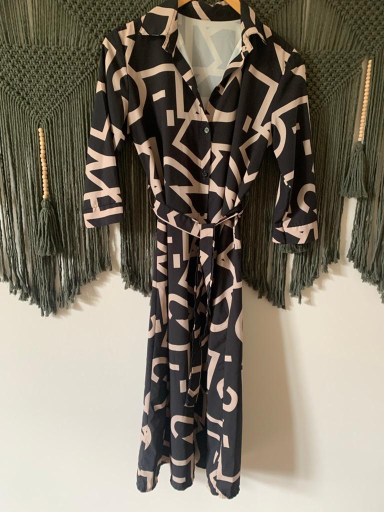 Halflange jurk met grafische print, Kleding | Dames, Jurken, Zo goed als nieuw, Maat 38/40 (M), Zwart, Onder de knie, Ophalen of Verzenden