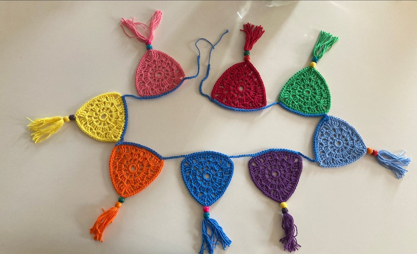 Kleurrijke Gehaakte Slinger met Kwastjes - Handgemaakt, Verzenden, Textiel, Nieuw, Meerkleurig