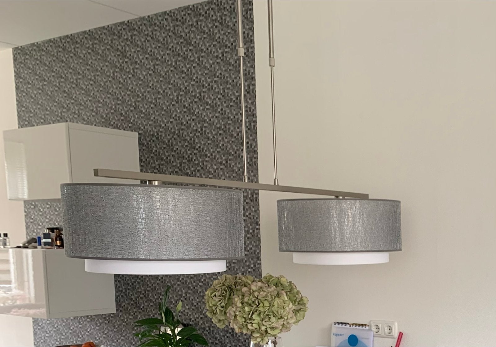Dubbele RVS hanglamp met zilvergrijze en witte kappen, Huis en Inrichting, Lampen | Hanglampen, Ophalen, Gebruikt, Metaal, E27 (groot)