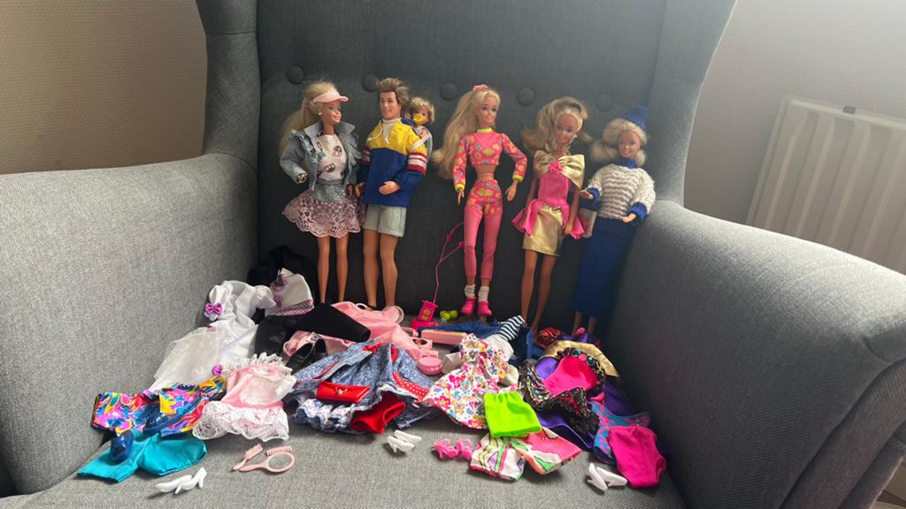 Mattel Barbies jaren 90 met accessoires en Barbie koffer, Ophalen of Verzenden, Zo goed als nieuw, Pop
