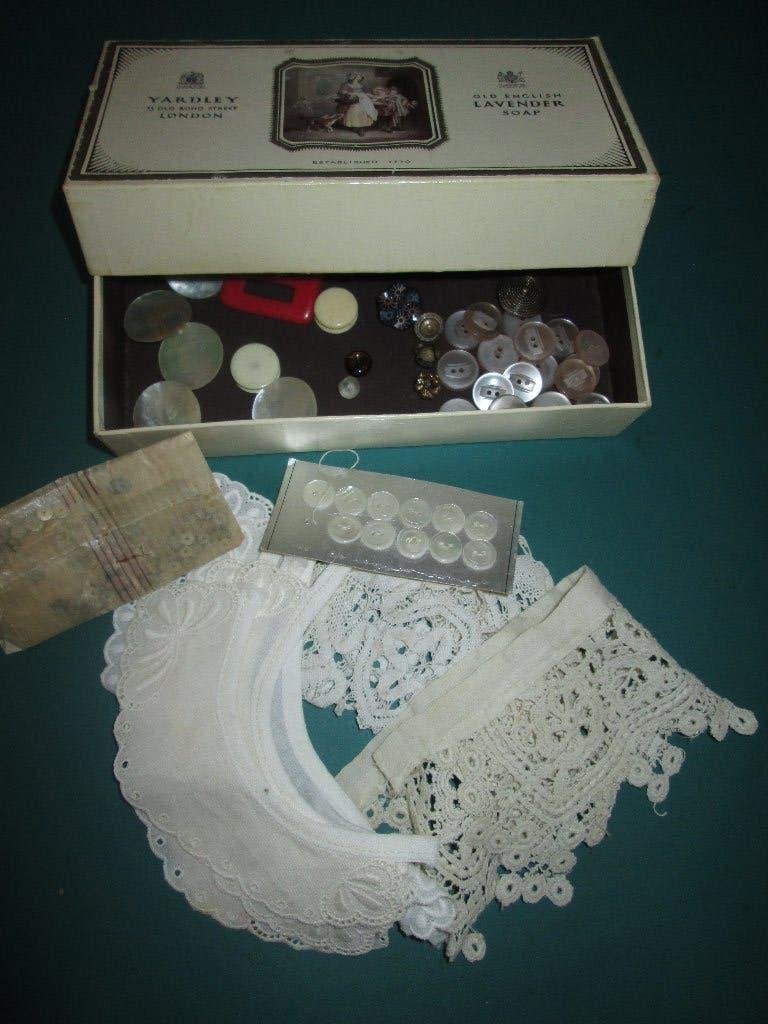 Yardley doos kant kraagje knoopjes glas pailletten Gruyter, Ophalen of Verzenden