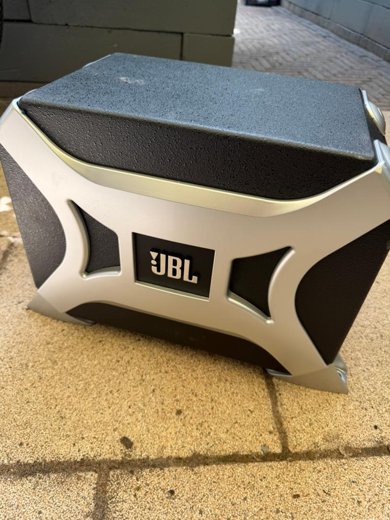 JBL auto versterker, Auto diversen, Ophalen of Verzenden, Zo goed als nieuw