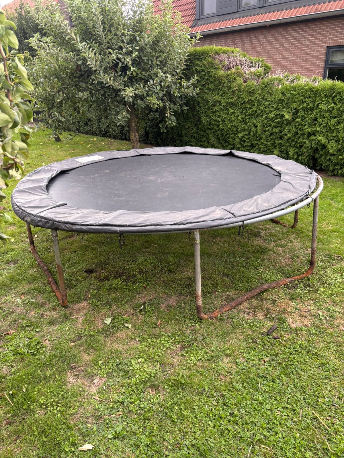 Trampoline met gebruikersporen, Ophalen, Zo goed als nieuw