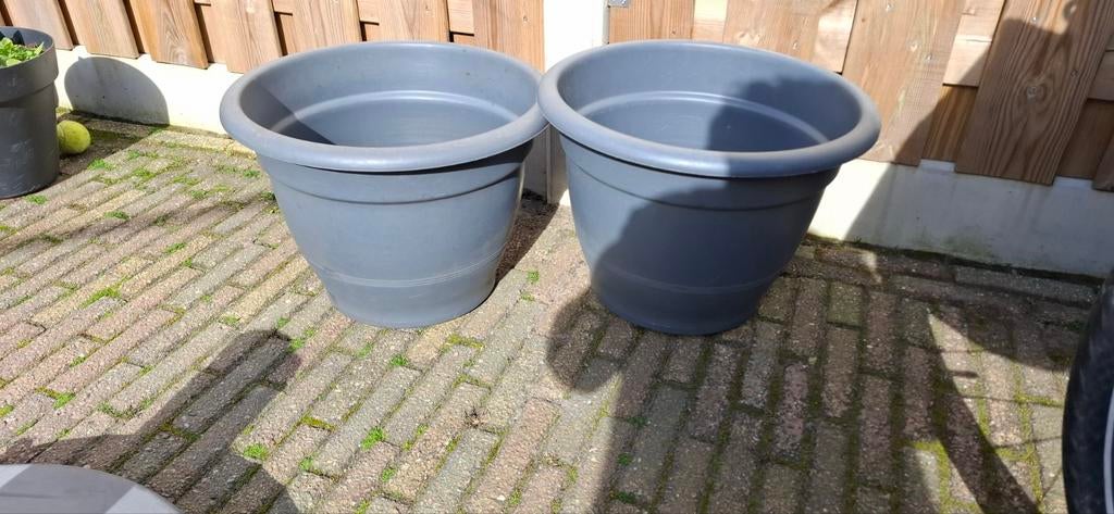 2 grijze kunstof bloempotten, Tuin en Terras, Ophalen, Kunststof, Minder dan 30 cm, Minder dan 60 cm