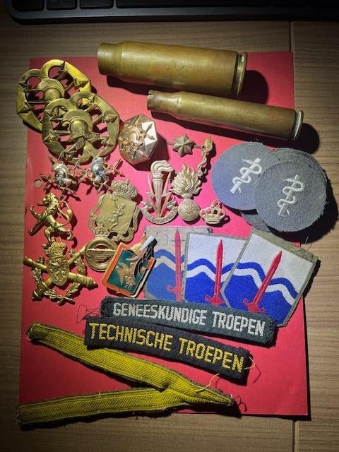 Mooie lot met diverse militaria items, Verzamelen, Militaria | Algemeen, Verzenden, Landmacht, Overige gebieden, Embleem of Badge