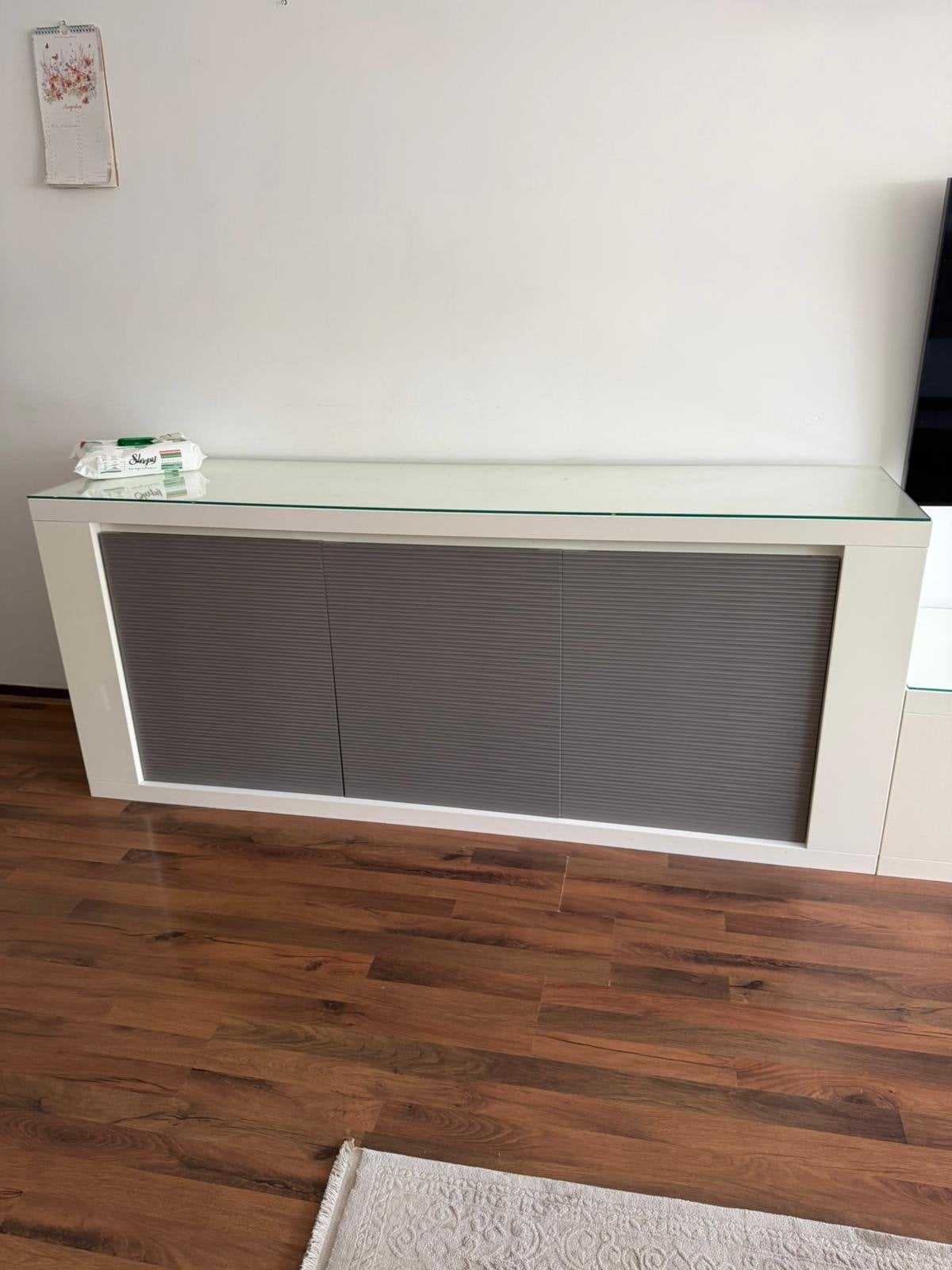 Moderne TV-meubel/dressoir met glazen blad
