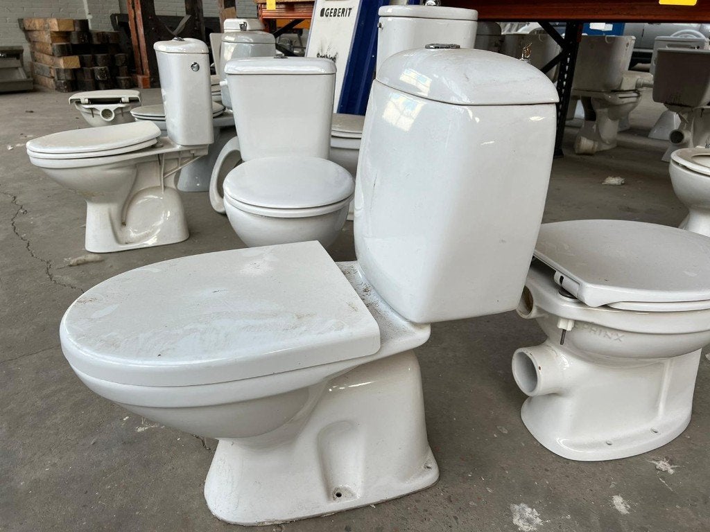 Mooie gebruikte duoblokken ( toiletten ) € 100/stuk., Doe-het-zelf en Verbouw, Ophalen, Gebruikt, Chroom, Toilet