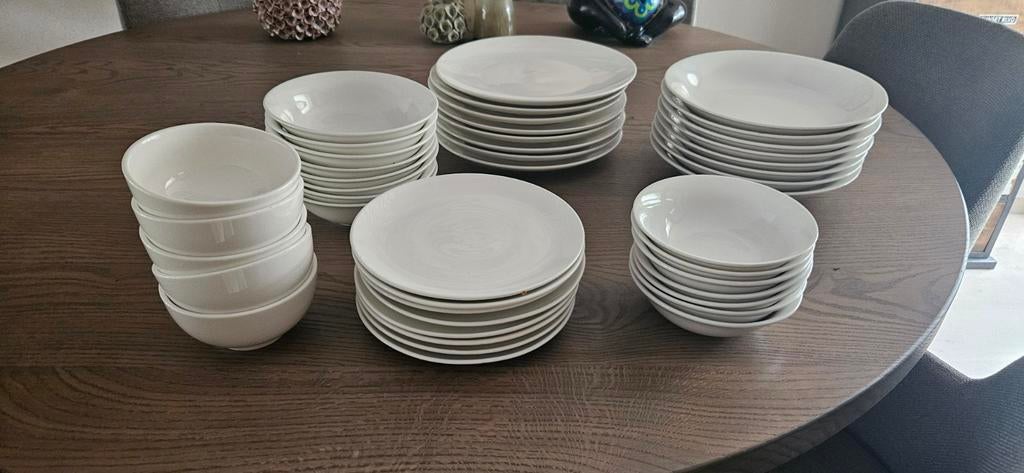Servies, wit, 1 jaar oud merk: VT Wonen, ALLEEN OPHALEN, Ophalen of Verzenden, Zo goed als nieuw, Bord(en), Overige stijlen